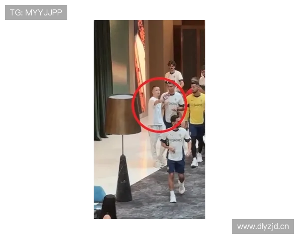 球迷热情爆棚热身期间闯入球场欲与C罗合影遭保安拦截